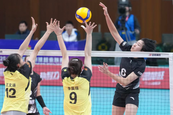 完成“让二追三”好戏 北京女排力克山东队 董禹含旁边28分